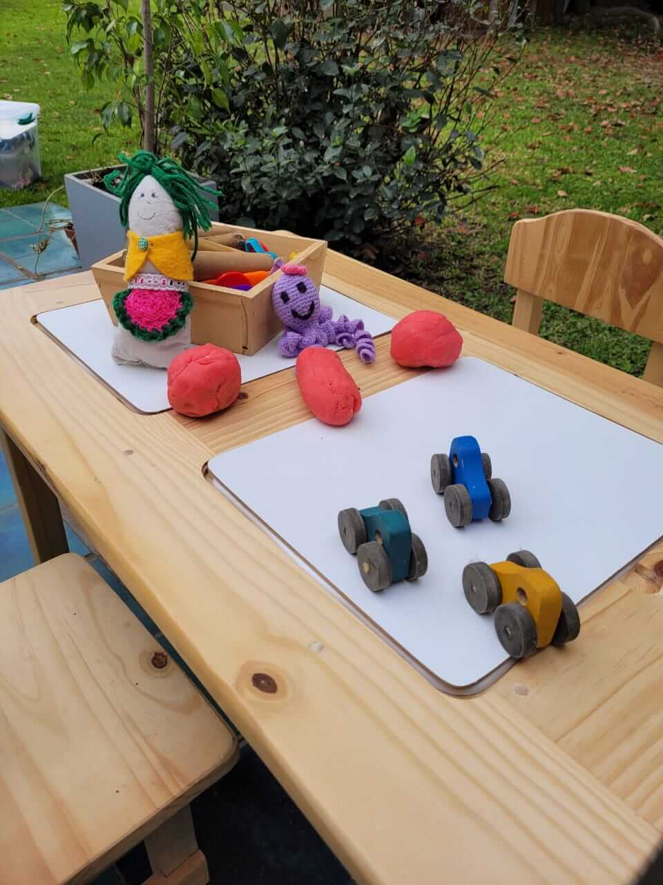 Foto de mesa, sillas y materiales de modelado