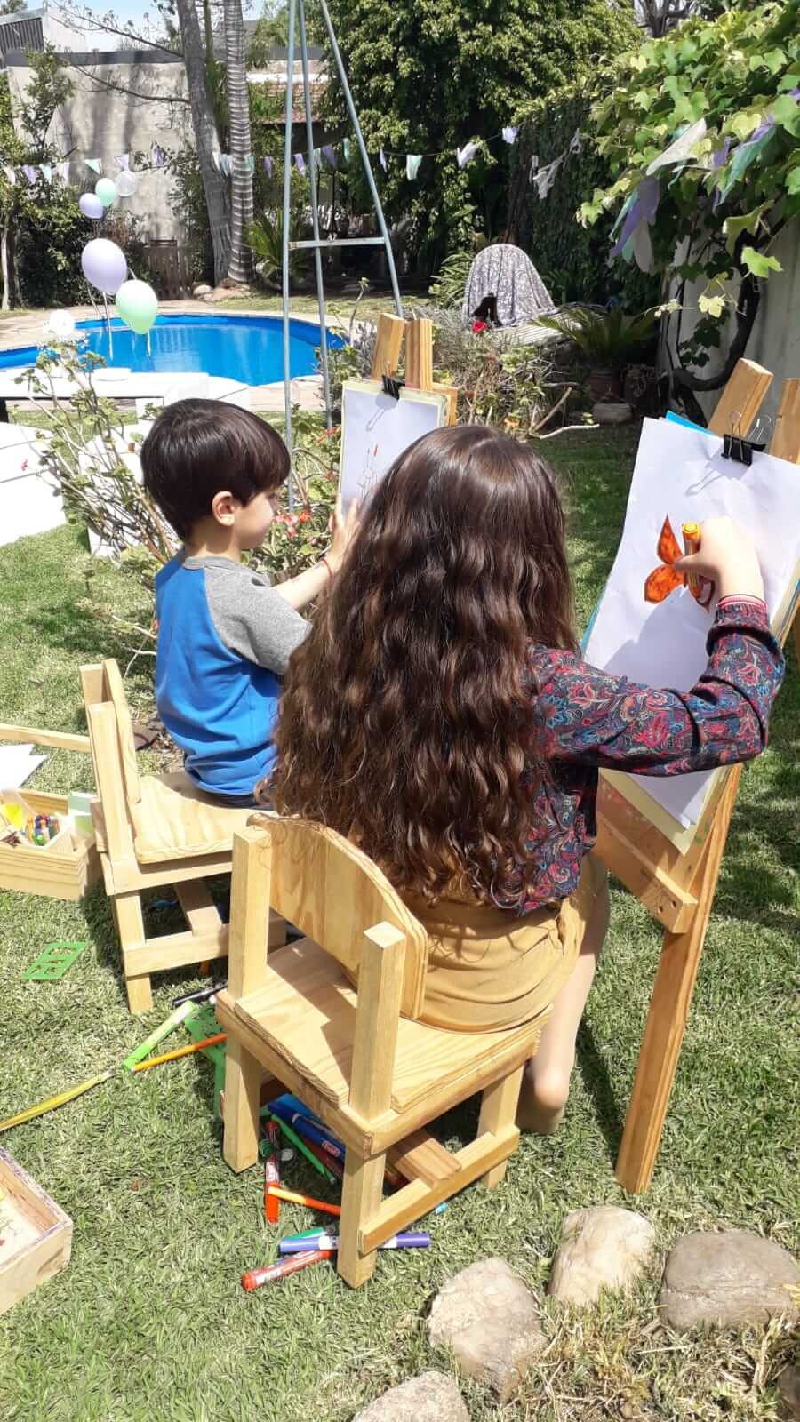 Nños pintando