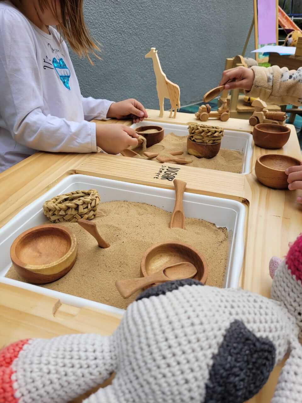 Niña jugando en un cumpleaños