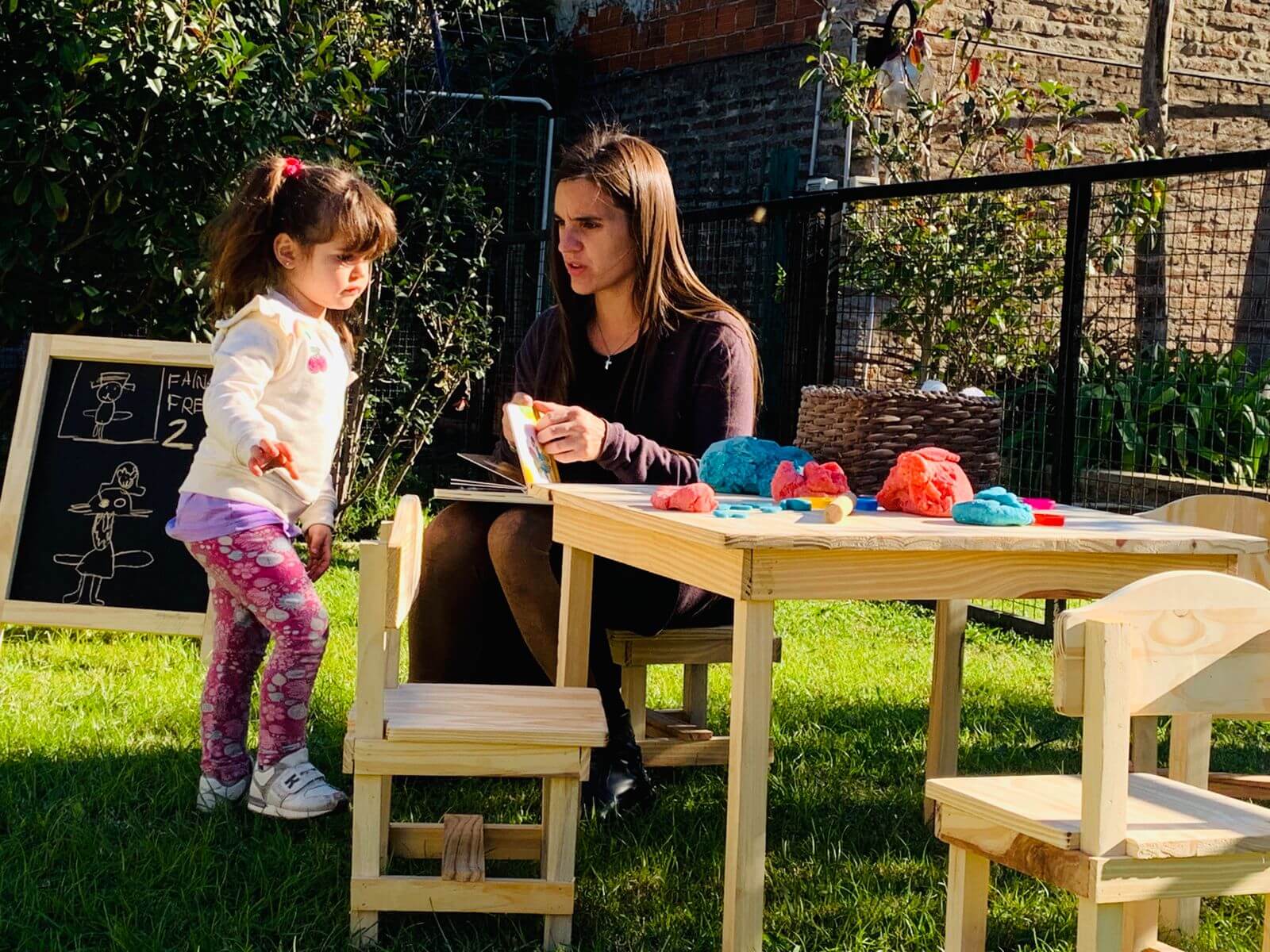 Madre e hija en un parque